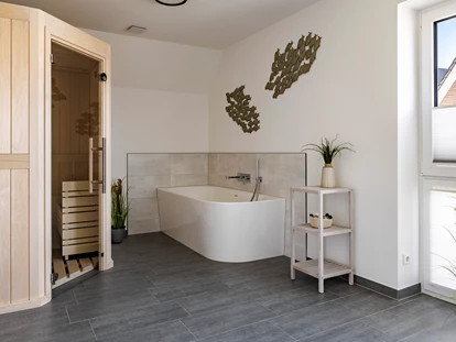 Rollstuhlgerechte Unterkunft - Unterkunftsart: Ferienhaus - Vollbad mit zwei Waschbecken, Dusche, Badewanne und Sauna - Haus Fichte