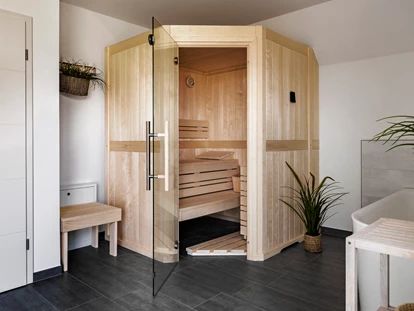 Rollstuhlgerechte Unterkunft - Unterkunftsart: Ferienhaus - Sauna im Vollbad oben - Haus Fichte