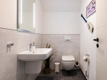 Rollstuhlgerechte Unterkunft - Unterkunftsart: Ferienhaus - Gäste-WC im Obergeschoss - Haus Fichte