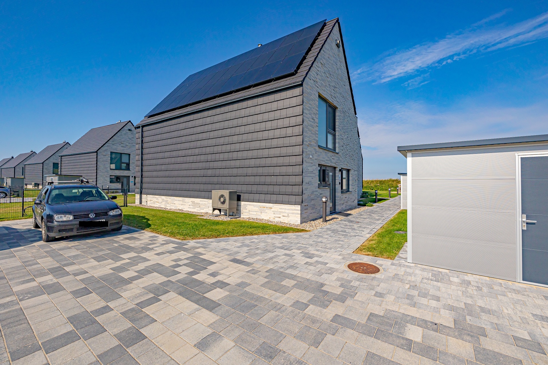 Rollstuhl-Urlaub: geräumige Parkplätze, Barrierefreier, beleuchteter Zugang zum Feirenhaus - Haus Fichte