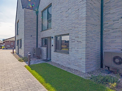 Rollstuhlgerechte Unterkunft - Unterkunftsart: Ferienhaus - Barrierefreier, beleuchteter Zugang zum Feirenhaus - Haus Fichte