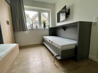 Rollstuhlgerechte Unterkunft - Unterkunftsart: Ferienhaus - zusätzliches Klappbett im Schlazimmer im EG - Haus Fichte