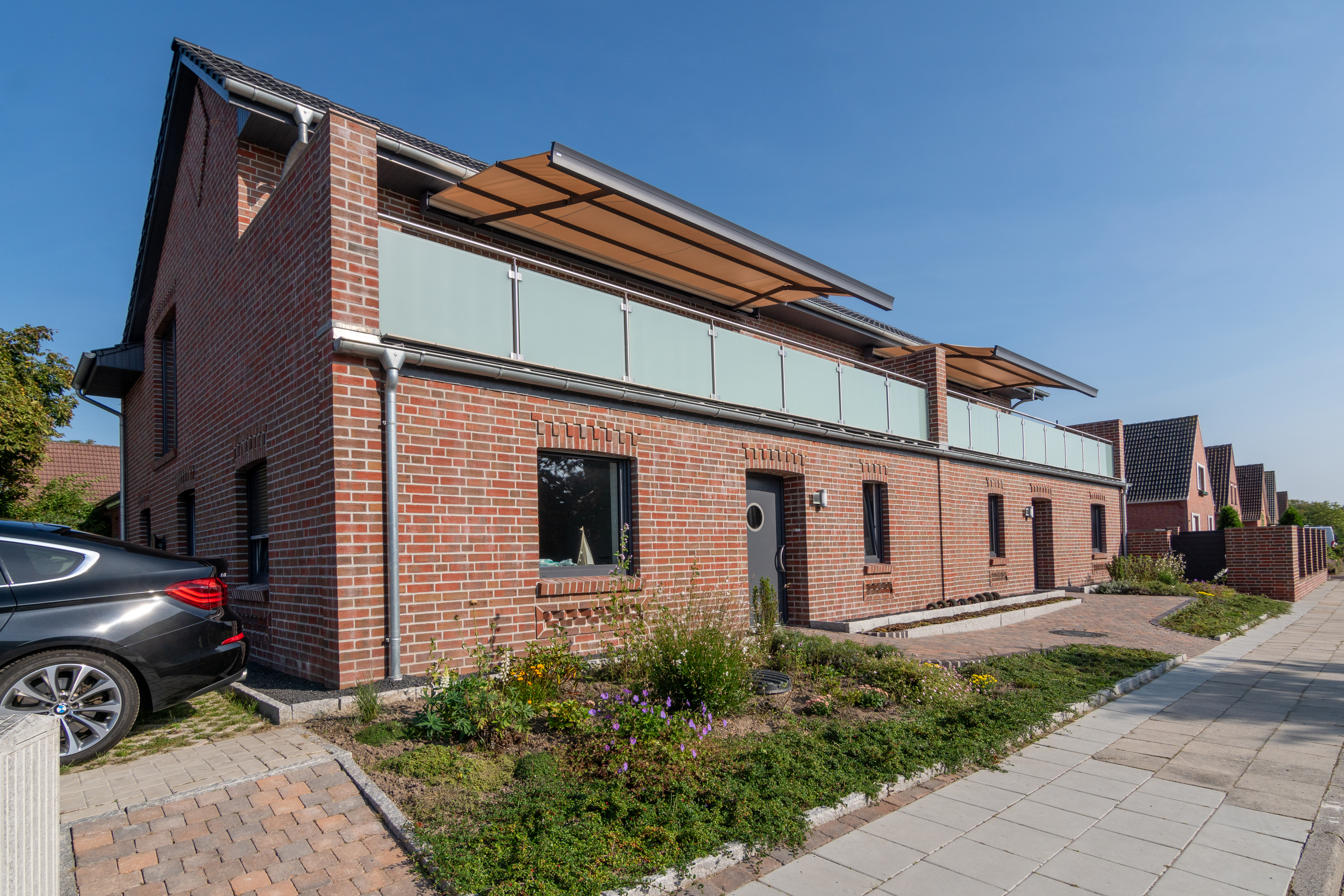 Rollstuhlgerechte Unterkunft - Meer - Außenansicht mit hauseigenen Parkplätzen.  - Feriendomizil Nordstern