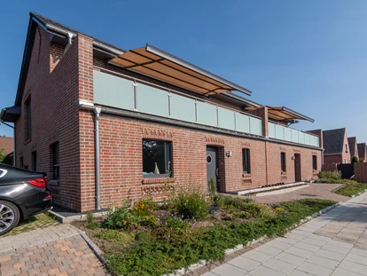 Rollstuhlgerechte Unterkunft - Unterkunftsart: Ferienhaus - Außenansicht mit hauseigenen Parkplätzen.  - Feriendomizil Nordstern