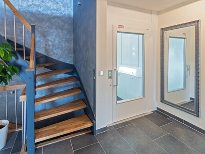 Rollstuhlgerechte Unterkunft - Unterkunftsart: Ferienhaus - Das Treppenhaus mit Aufzug in jedes der drei Stockwerke. - Feriendomizil Nordstern