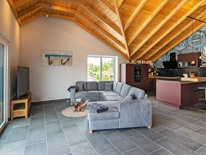 Rollstuhlgerechte Unterkunft - Unterkunftsart: Ferienhaus - Im großzügigen Wohn- und Essbereich im Obergeschoss ist Wohlfühlen garantiert. - Feriendomizil Nordstern