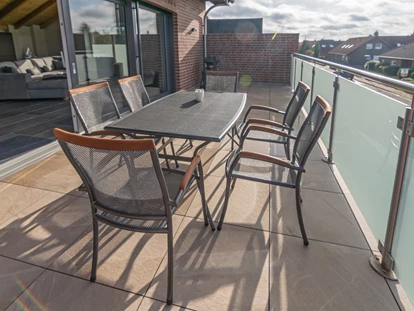 Rollstuhlgerechte Unterkunft - Unterkunftsart: Ferienhaus - Die ebenerdig erreichbare Terrasse mit Sitzgelegenheiten und Grill lädt ein zum gemütlichen Beisammensein. - Feriendomizil Nordstern