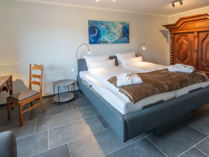 Rollstuhlgerechte Unterkunft - Unterkunftsart: Ferienhaus - Schlafzimmer mit elektrisch verstellbarem Bett perfekt für unsere Gäste im Rollstuhl. - Feriendomizil Nordstern