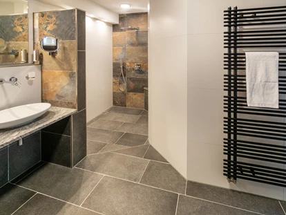 Rollstuhlgerechte Unterkunft - Unterkunftsart: Ferienhaus - Die ebenerdige und großzügige Dusche kann optional mit Haltegriffen ausgestattet werden.  - Feriendomizil Nordstern
