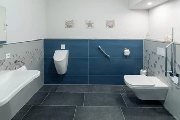 Rollstuhl-Urlaub: Rollstuhlgerechtes WC mit unterfahrbarem Waschbecken und senkbarem Spiegel. - Feriendomizil Nordstern