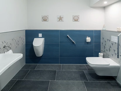 Rollstuhlgerechte Unterkunft - Unterkunftsart: Ferienhaus - Rollstuhlgerechtes WC mit unterfahrbarem Waschbecken und senkbarem Spiegel. - Feriendomizil Nordstern
