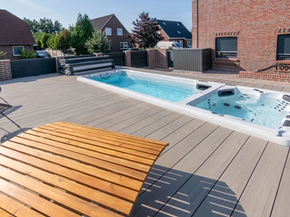 Rollstuhlgerechte Unterkunft - Unterkunftsart: Ferienhaus - Außenbereich mit Poollandschaft und Garage für Fahrräder. - Feriendomizil Nordstern
