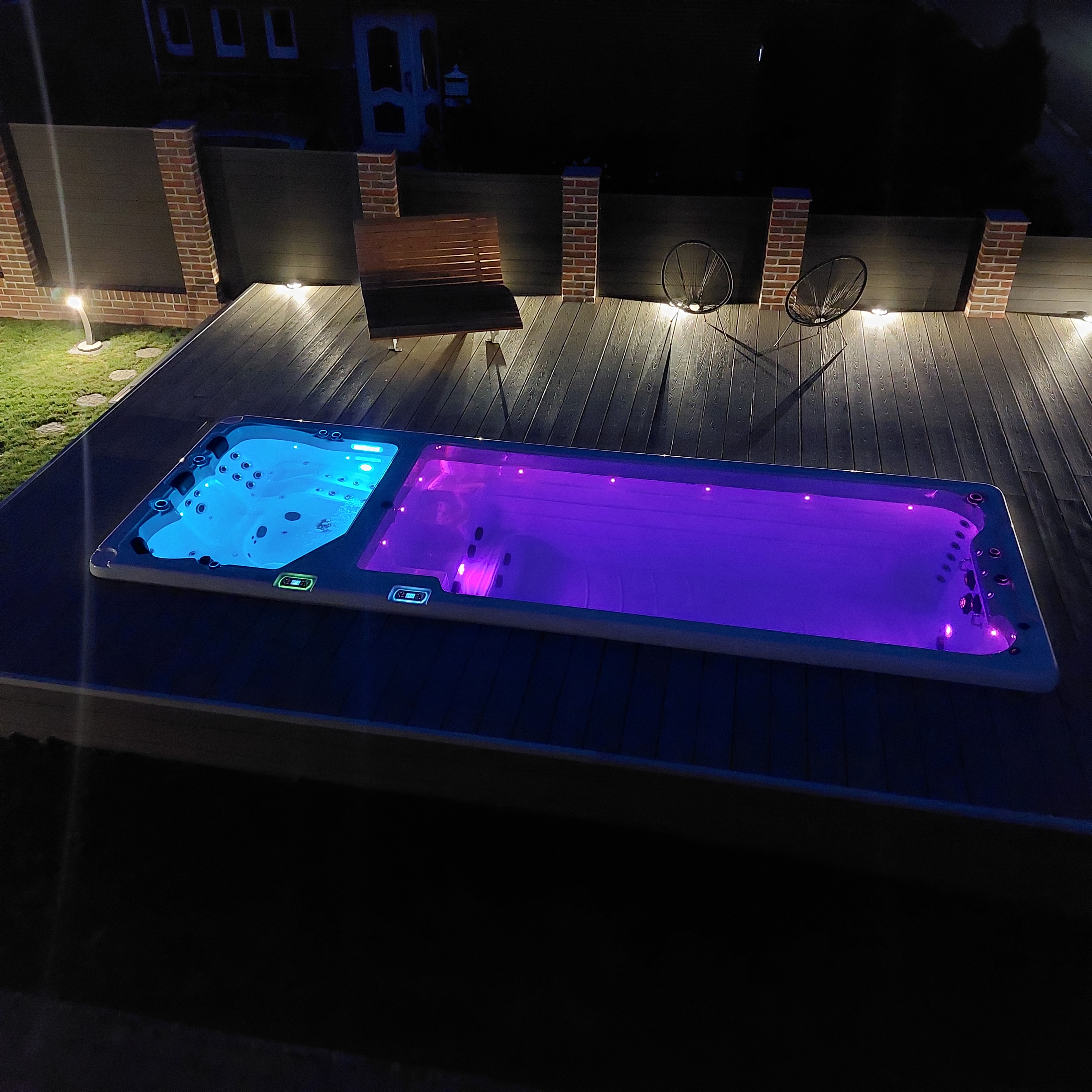 Rollstuhl-Urlaub: Der Swimmingpool und Whirlpool bei Nacht. - Feriendomizil Nordstern