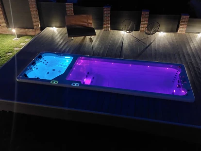 Rollstuhlgerechte Unterkunft - Unterkunftsart: Ferienhaus - Der Swimmingpool und Whirlpool bei Nacht. - Feriendomizil Nordstern