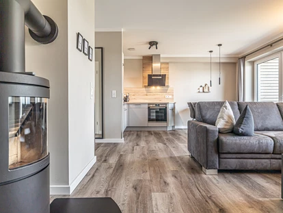Rollstuhlgerechte Unterkunft - Unterkunftsart: Ferienhaus - Wohnküche mit Kamin - Korn-Koje