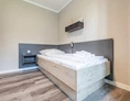 Rollstuhl-Urlaub: Schlafzimmer 1 mit Pfelegebett (90x200cm, elektrisch) - Korn-Koje