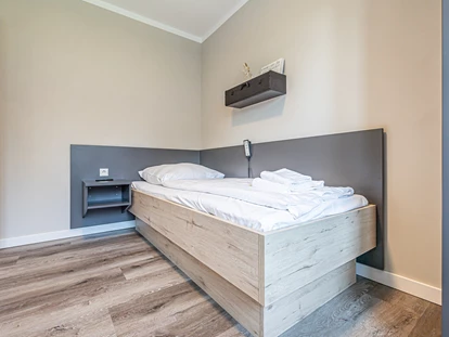 Rollstuhlgerechte Unterkunft - Unterkunftsart: Ferienhaus - Schlafzimmer 1 mit Pfelegebett (90x200cm, elektrisch) - Korn-Koje