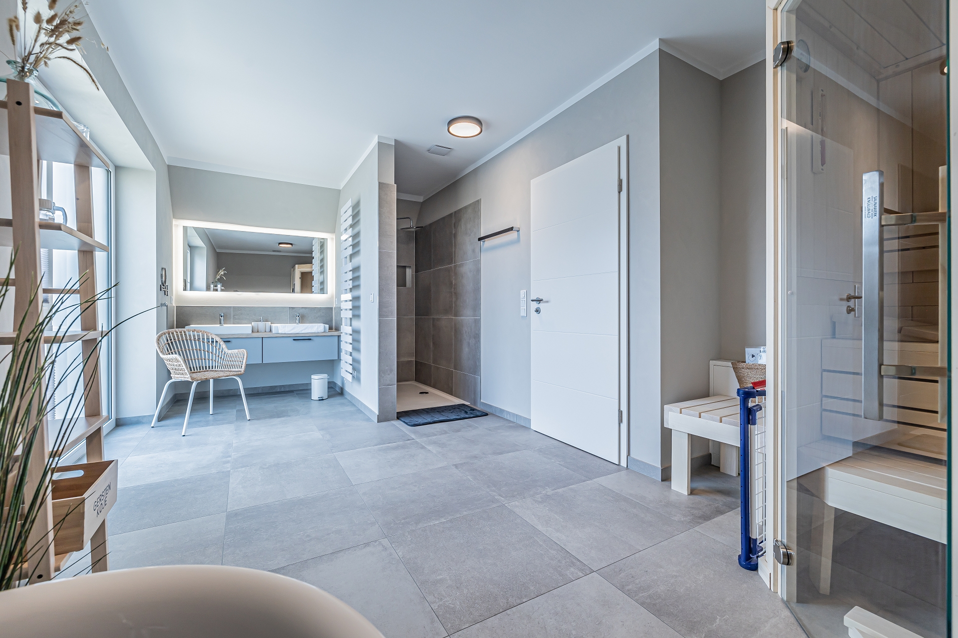 Rollstuhl-Urlaub: Vollbad im Obergeschoss mit 2 Waschbecken, Dusche, Badewanne und Sauna - Korn-Koje