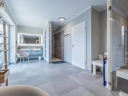 Rollstuhlgerechte Unterkunft - Unterkunftsart: Ferienhaus - Vollbad im Obergeschoss mit 2 Waschbecken, Dusche, Badewanne und Sauna - Korn-Koje