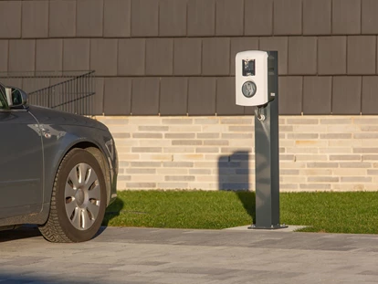 Rollstuhlgerechte Unterkunft - Unterkunftsart: Ferienhaus - kostenfreier Parkplatz mit E-Ladesäule (kostenpflichtig) - Korn-Koje