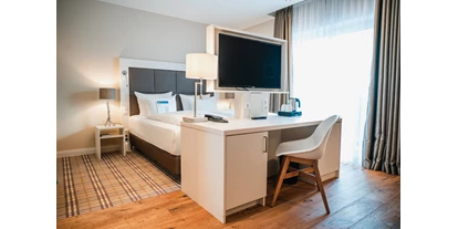 Rollstuhlgerechte Unterkunft - Barrierefreiheit-Merkmale: Für Gäste mit Hörbehinderung oder gehörlose Menschen - Kiel (Kreisfreie Stadt Kiel, Kreis Rendsburg-Eckernförde) - Superior Doppelzimmer mit Balkon, barrierefrei (Beispielfoto) - Hotel Birke