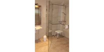 Rollstuhlgerechte Unterkunft - Barrierefreiheit-Merkmale: Für Gäste mit Hörbehinderung oder gehörlose Menschen - Kiel (Kreisfreie Stadt Kiel, Kreis Rendsburg-Eckernförde) - Badezimmer, Dusche - Hotel Birke