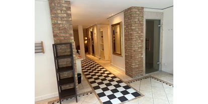 Rollstuhlgerechte Unterkunft - Barrierefreiheit-Merkmale: Für Gäste mit Hörbehinderung oder gehörlose Menschen - Kiel (Kreisfreie Stadt Kiel, Kreis Rendsburg-Eckernförde) - Zugang Saunen - Hotel Birke