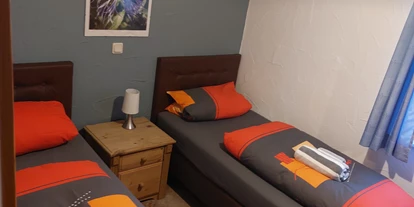 Rollstuhlgerechte Unterkunft - Unterkunftsart: Ferienhaus - kleines Schlafzimmer - Freistehender Bungalow im Poggenhof auf Insel Rügen