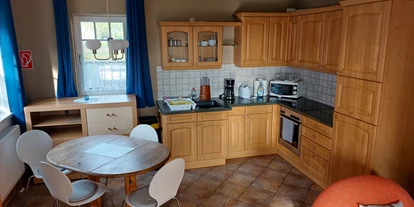 Rollstuhlgerechte Unterkunft - Unterkunftsart: Ferienhaus - Küche - Freistehender Bungalow im Poggenhof auf Insel Rügen