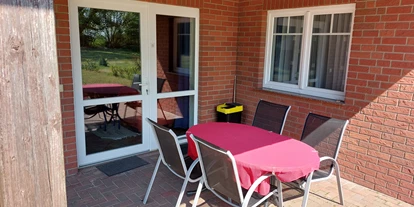 Rollstuhlgerechte Unterkunft - Unterkunftsart: Ferienhaus - Terrasse - Freistehender Bungalow im Poggenhof auf Insel Rügen