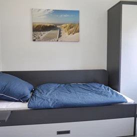 Rollstuhl-Urlaub: Schlafzimmer 1 (EG) mit Ausziehbett (Bettkasten) 2x 90x200cm Matratzen - Ferienbude an den Wehlen