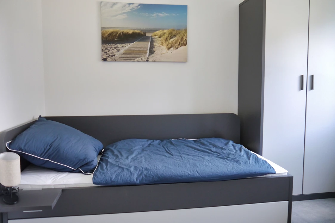 Rollstuhl-Urlaub: Schlafzimmer 1 (EG) mit Ausziehbett (Bettkasten) 2x 90x200cm Matratzen - Ferienbude an den Wehlen