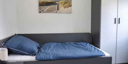 Rollstuhlgerechte Unterkunft - Unterkunftsart: Ferienhaus - Schlafzimmer 1 (EG) mit Ausziehbett (Bettkasten) 2x 90x200cm Matratzen - Ferienbude an den Wehlen