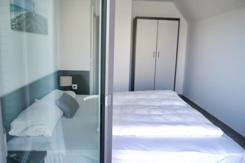 Rollstuhl-Urlaub: Schlafzimmer 3 (OG) mit Doppelbett (180x200cm), Kleiderschrank und Smart-TV - Ferienbude an den Wehlen
