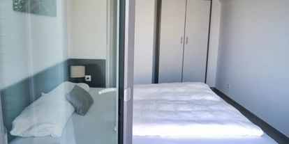 Rollstuhlgerechte Unterkunft - Unterkunftsart: Ferienhaus - Schlafzimmer 3 (OG) mit Doppelbett (180x200cm), Kleiderschrank und Smart-TV - Ferienbude an den Wehlen