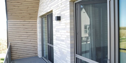 Rollstuhlgerechte Unterkunft - Unterkunftsart: Ferienhaus - Loggia zwischen Schlafzimmer 2 + 3 - Ferienbude an den Wehlen