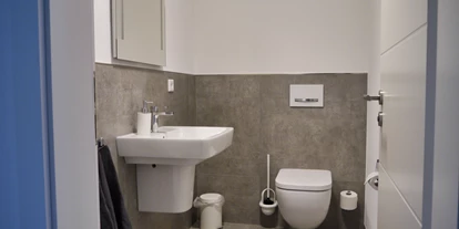 Rollstuhlgerechte Unterkunft - Unterkunftsart: Ferienhaus - Gäste-WC oben - Ferienbude an den Wehlen