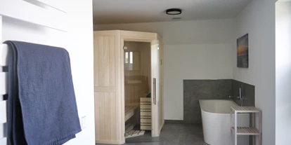 Rollstuhlgerechte Unterkunft - Unterkunftsart: Ferienhaus - Badezimmer oben mit Doppelwaschbecken, Badewanne, Dusche und Sauna - Ferienbude an den Wehlen