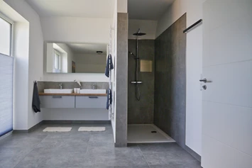 Rollstuhl-Urlaub: Badezimmer oben mit Doppelwaschbecken, Badewanne, Dusche und Sauna - Ferienbude an den Wehlen
