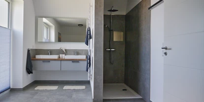 Rollstuhlgerechte Unterkunft - Unterkunftsart: Ferienhaus - Badezimmer oben mit Doppelwaschbecken, Badewanne, Dusche und Sauna - Ferienbude an den Wehlen