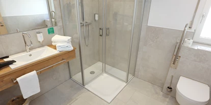 Rollstuhlgerechte Unterkunft - Pflegebett - Badezimmer mit begehbarer Dusche - Landgasthof Adler-Pelzmühle *** S bei Freiburg