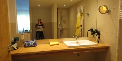 Rollstuhlgerechte Unterkunft - Pflegebett - Badezimmer mit unterfahrbaren Waschtisch - Landgasthof Adler-Pelzmühle *** S bei Freiburg