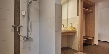 Rollstuhlgerechte Unterkunft - Pflegebett - Begehbare Dusche im barrierefreien Schlafzimmer im Sonnenflügel  - Landgasthof Adler-Pelzmühle *** S bei Freiburg
