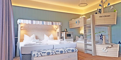 Rollstuhlgerechte Unterkunft - Pflegebett - Nordsee Zimmer mit zusätzlichem Etagenbett im Boots-Stil für Kinder  - Wangerland Resort