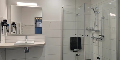 Rollstuhlgerechte Unterkunft - Pflegebett - Barrierefreies Bad mit befahrbarer Dusche und unterfahrbarem Waschbecken. Türbreite 90cm - Wangerland Resort