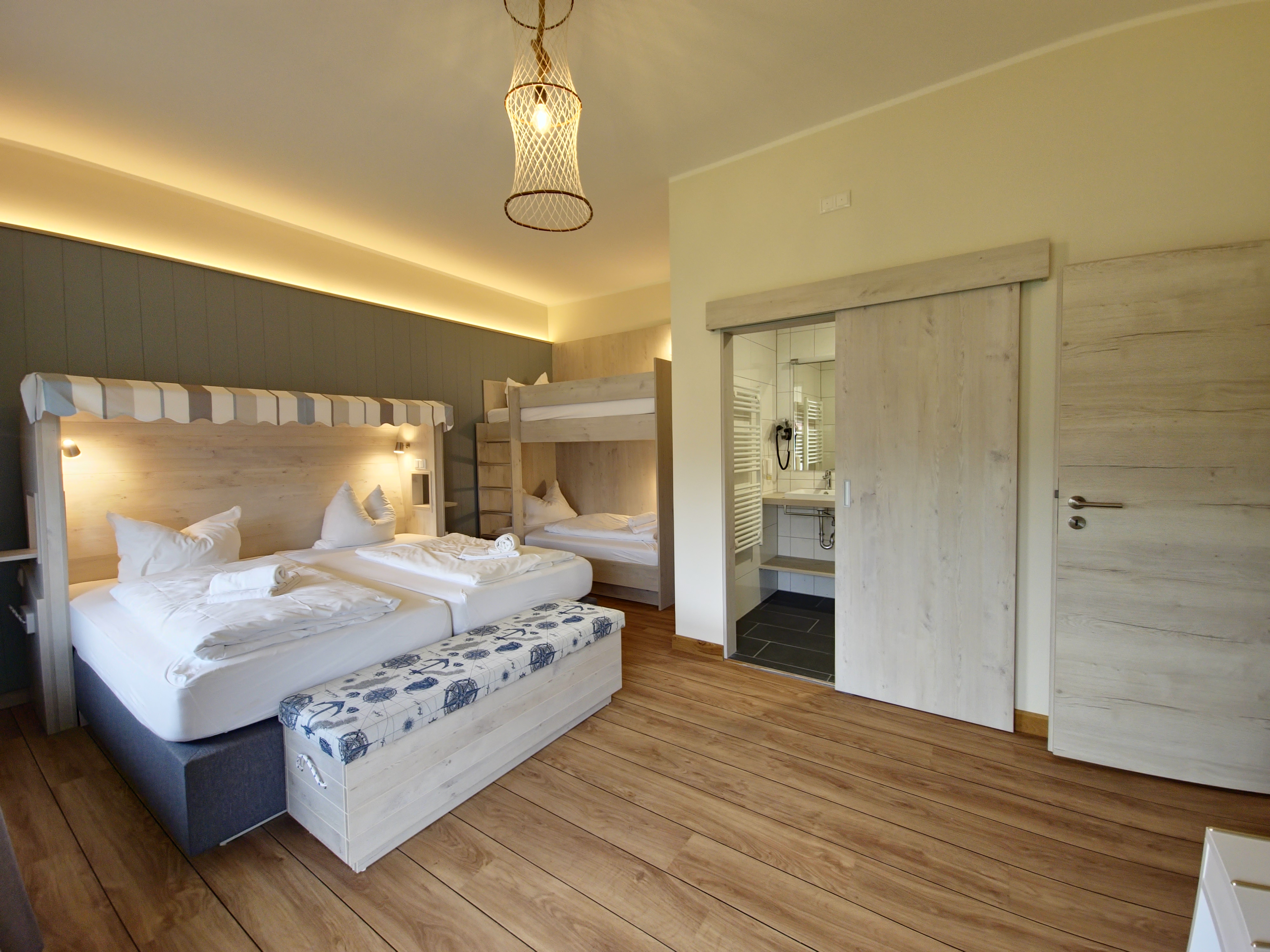 Rollstuhlgerechte Unterkunft - Nordseeküste - Barrierefreies Zimmer mit ausreichend Platz neben dem Bett und extra-breiten Türen - Wangerland Resort