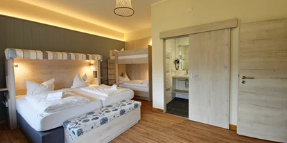 Rollstuhlgerechte Unterkunft - Pflegebett - Barrierefreies Zimmer mit ausreichend Platz neben dem Bett und extra-breiten Türen - Wangerland Resort