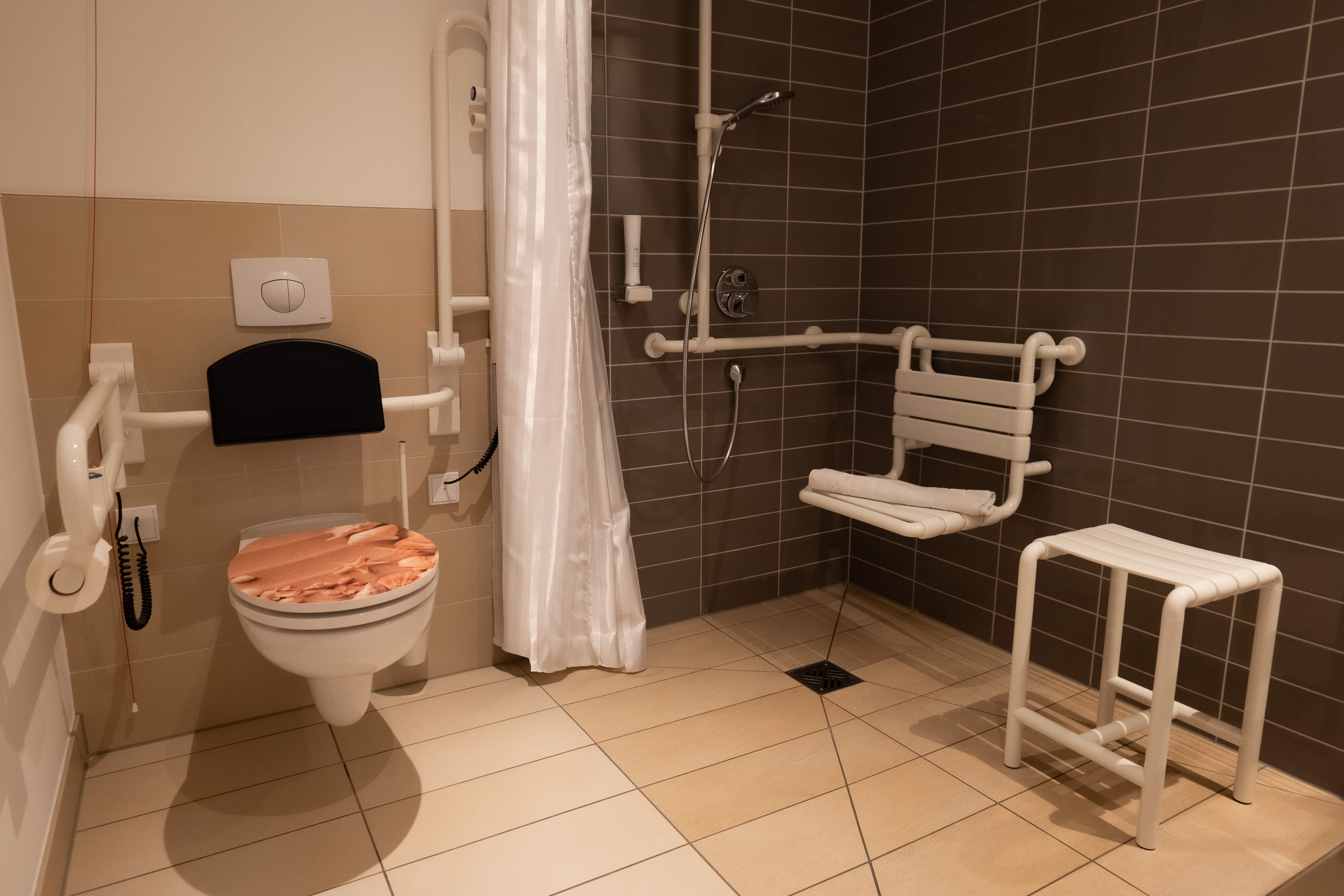 Rollstuhlgerechte Unterkunft - Elsterheide - Doppelzimmer barrierefrei im Strandhotel Senftenberger See