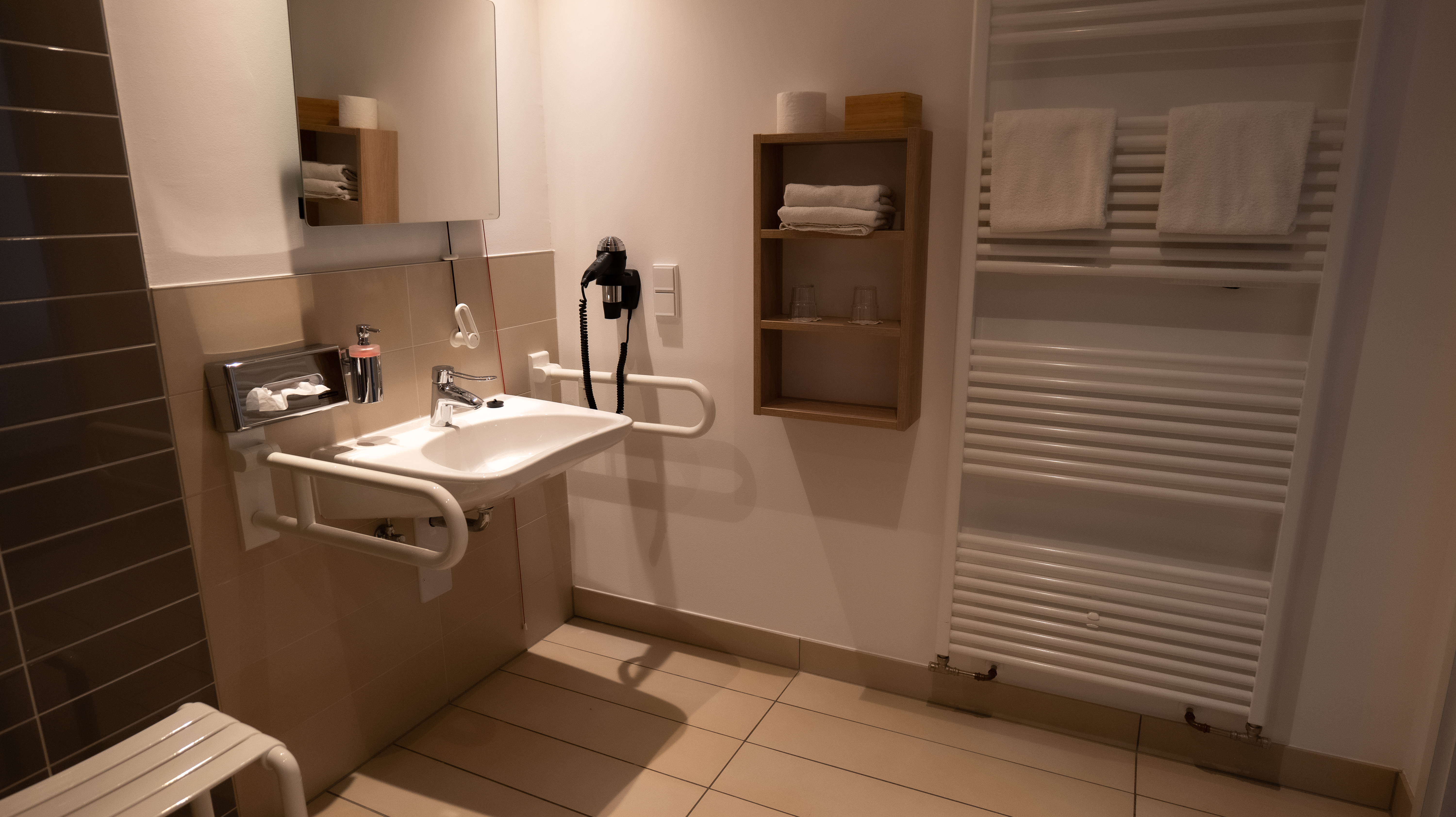 Rollstuhlgerechte Unterkunft - Elsterheide - Doppelzimmer barrierefrei im Strandhotel Senftenberger See