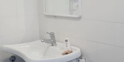 Rollstuhlgerechte Unterkunft - Barrierefreiheit-Merkmale: Für Gäste mit Sehbehinderung oder blinde Menschen - barrierefreies Bad - Feriendorf Bella Italia